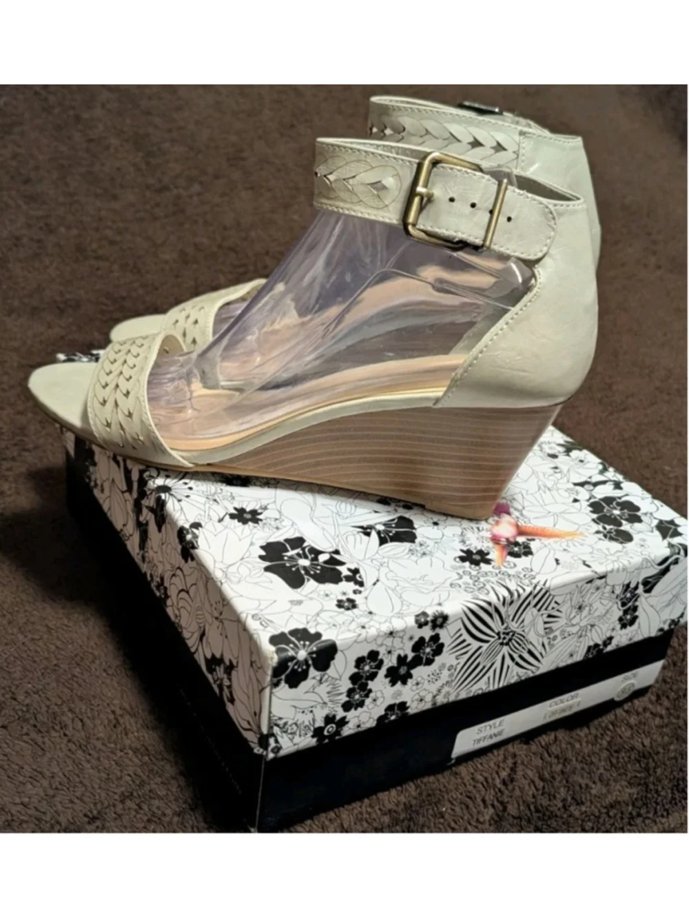 CL by Laundry Tiffanie Wedge Heel Offwhite Women's Size 9.5 Strap Buckle N41